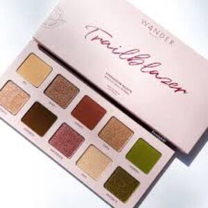 WANDER BEAUTY
Trailblazer Eyeshadow Palette